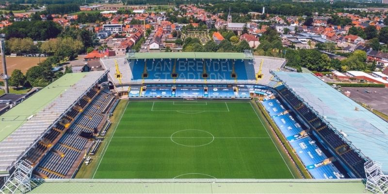 Sân nhà của Cercle Brugge là sân Jan Breydel, có sức chứa lên đến hơn 29,000 người